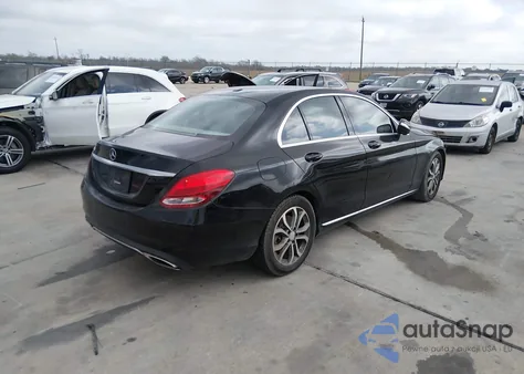 2015 Mercedes-Benz C 300 Luxury/Sport z USA, uszkodzony, nr VIN 55SWF4JB9FU067561